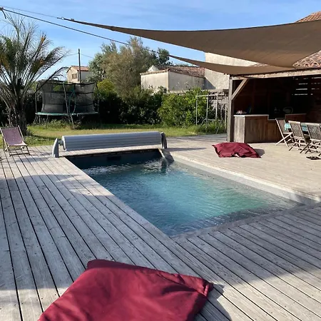 And Pool 8 People Frontignan